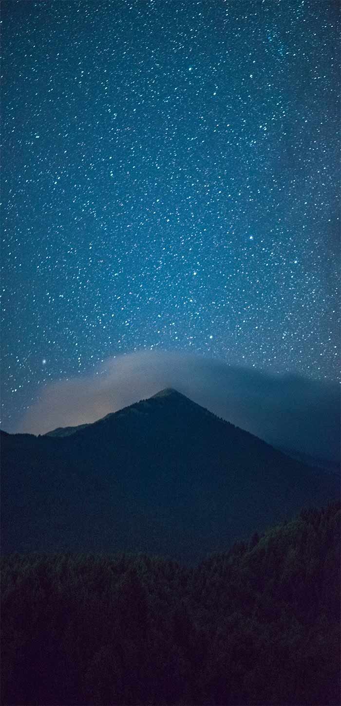 高耸大山上的唯美星空超清手机壁纸图片