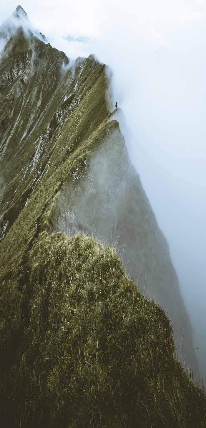 云雾中的壮观大山唯美高清手机壁纸图片