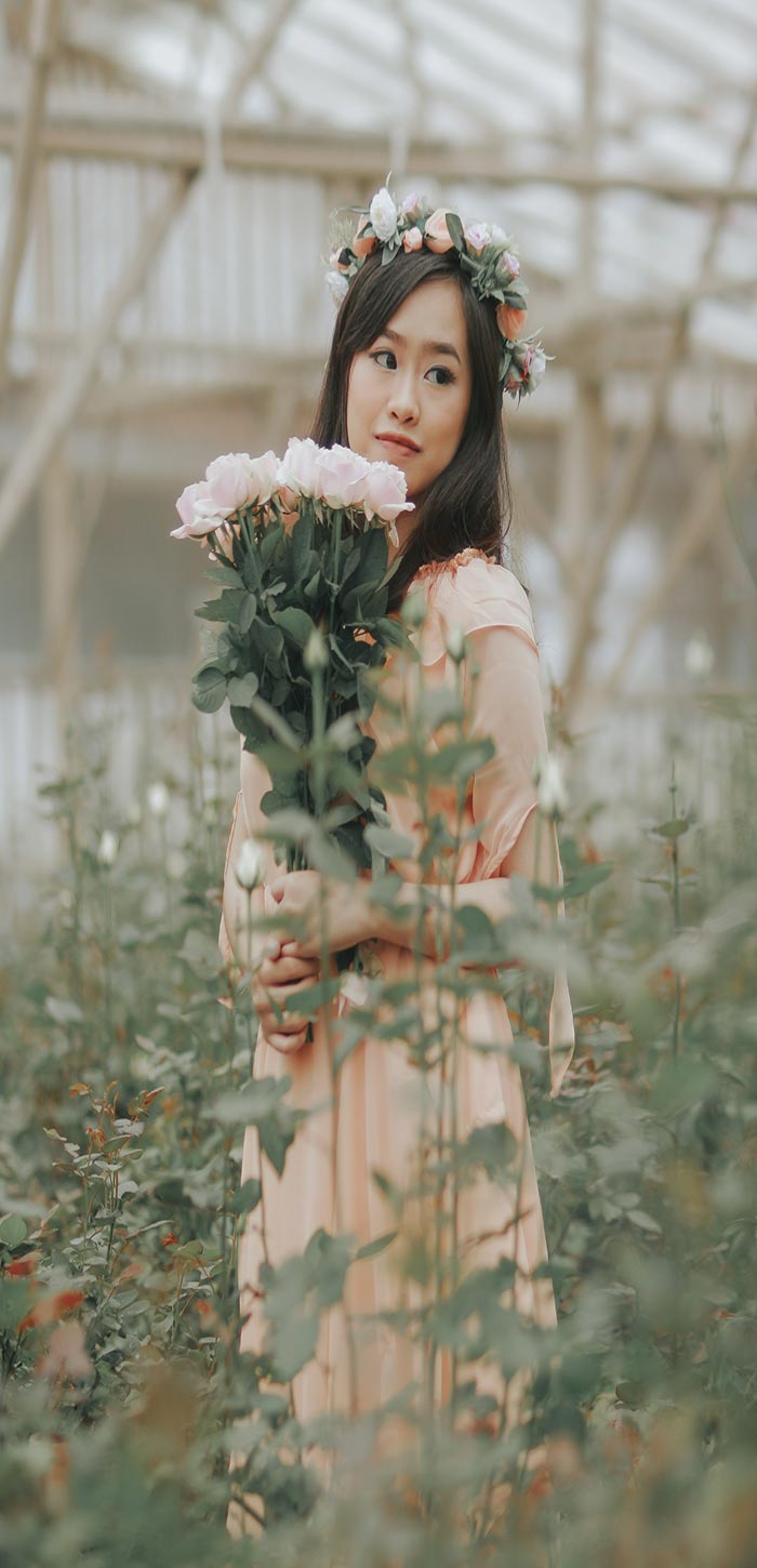 高清欧美风格美女手捧鲜花唯美手机壁纸图片