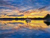 晚霞中平静湖面上