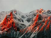 被晚霞染红的雪山