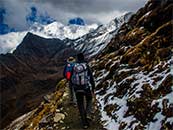 走在登山道路上的登山者超清唯美桌面壁纸图片