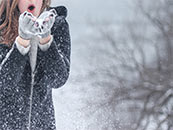 下雪天正手捧雪花的少女超清唯美桌面壁纸图片