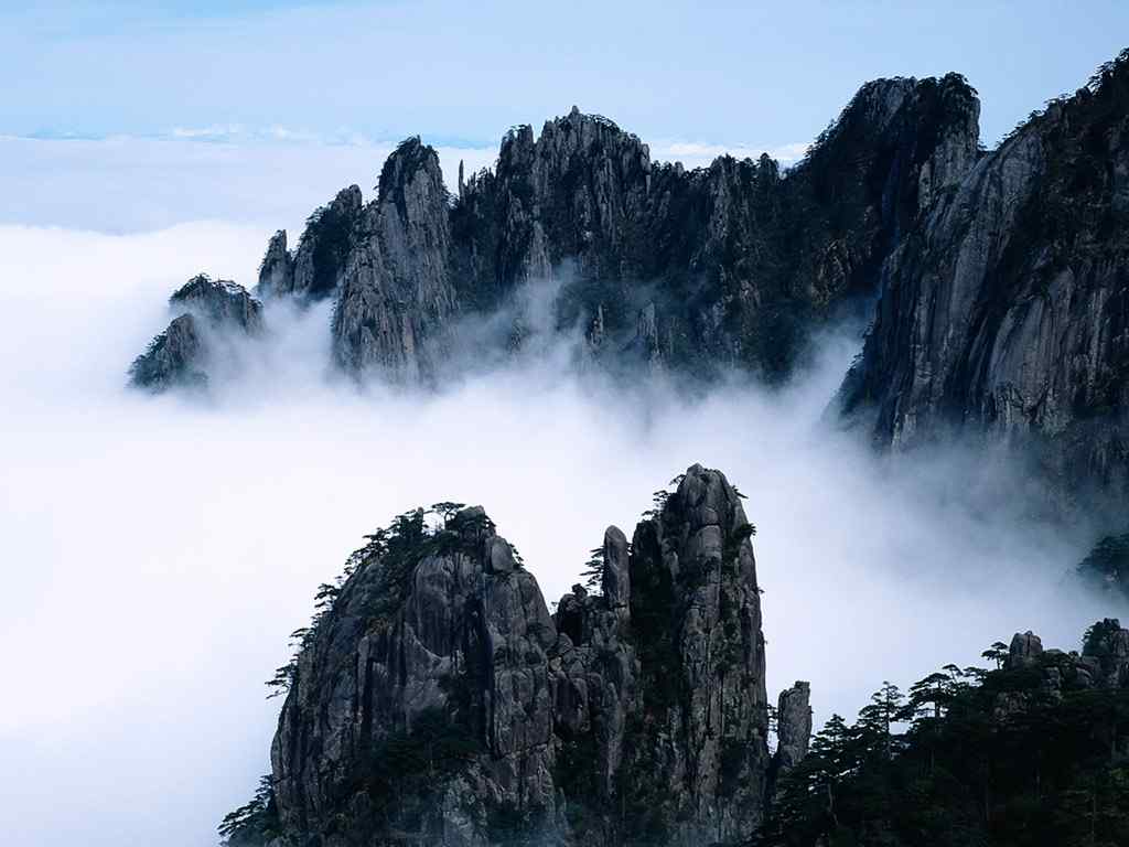 秀丽山峰桌面壁纸