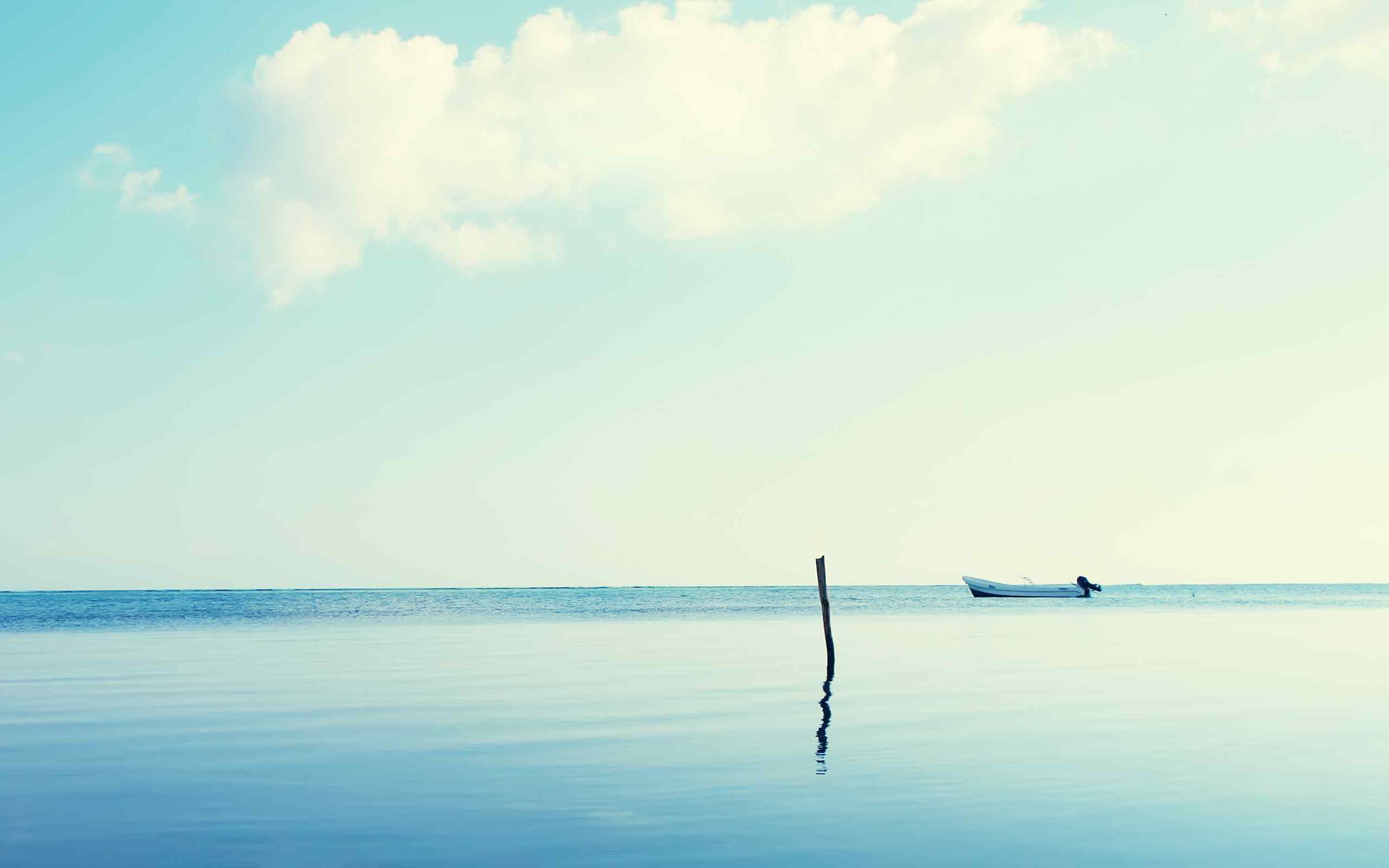 停泊的小船海面风景壁纸