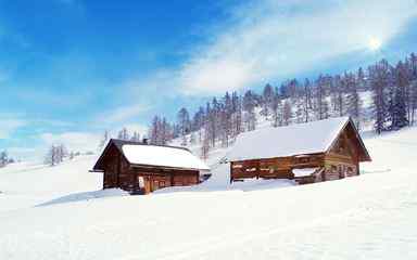 雪山上的小屋壁纸