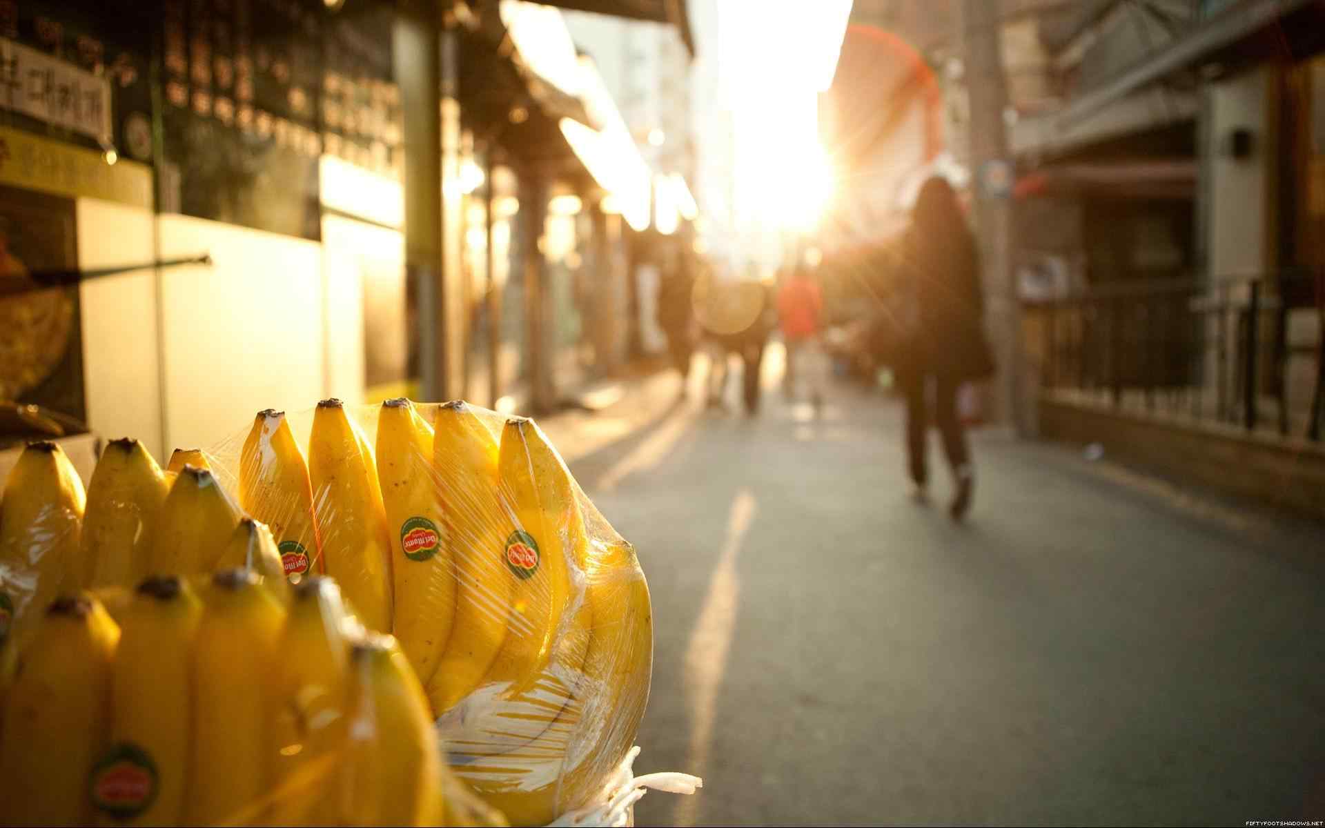 街道上的香蕉另类电脑桌面壁纸