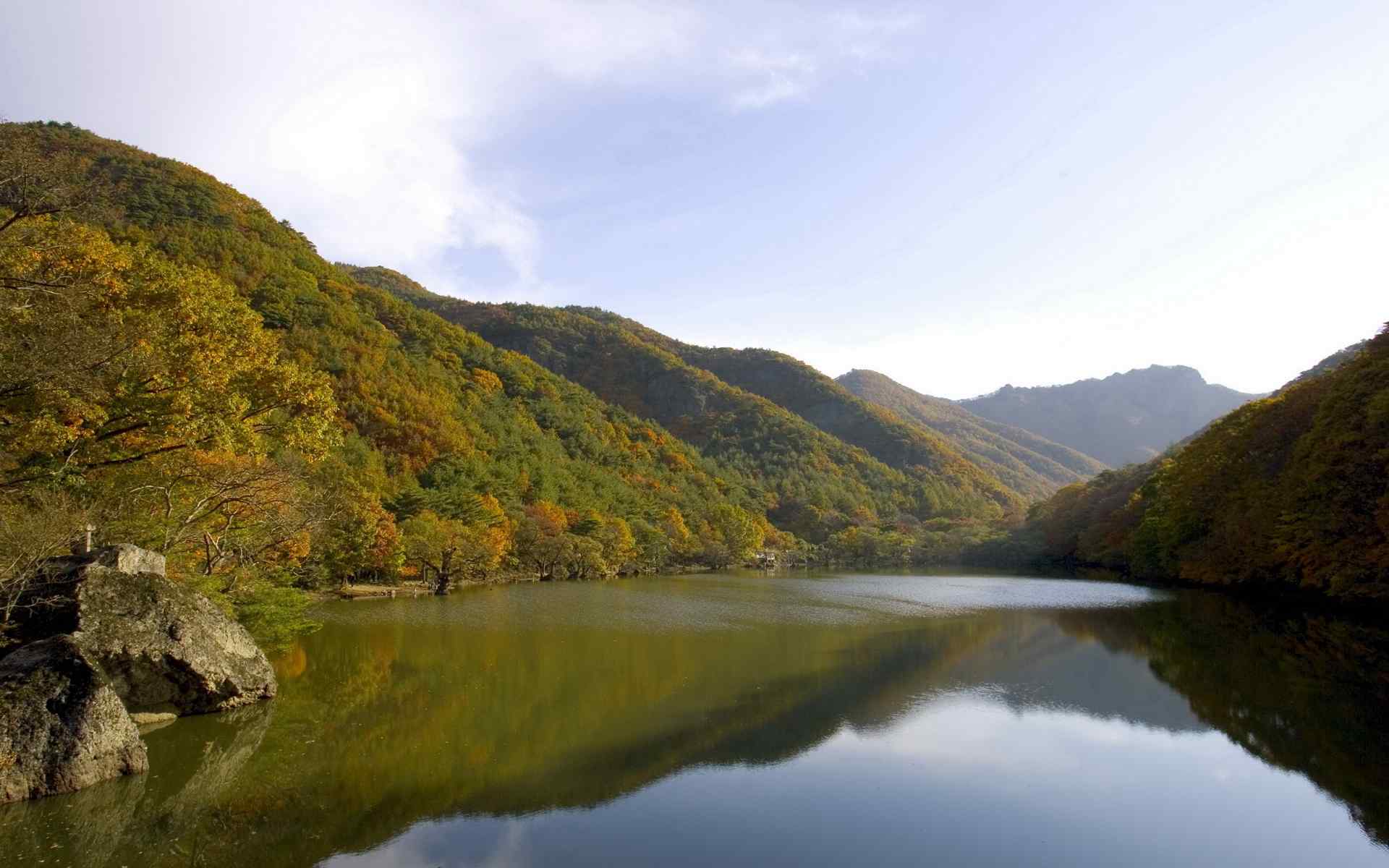 湖面绿色电脑桌面壁纸高清