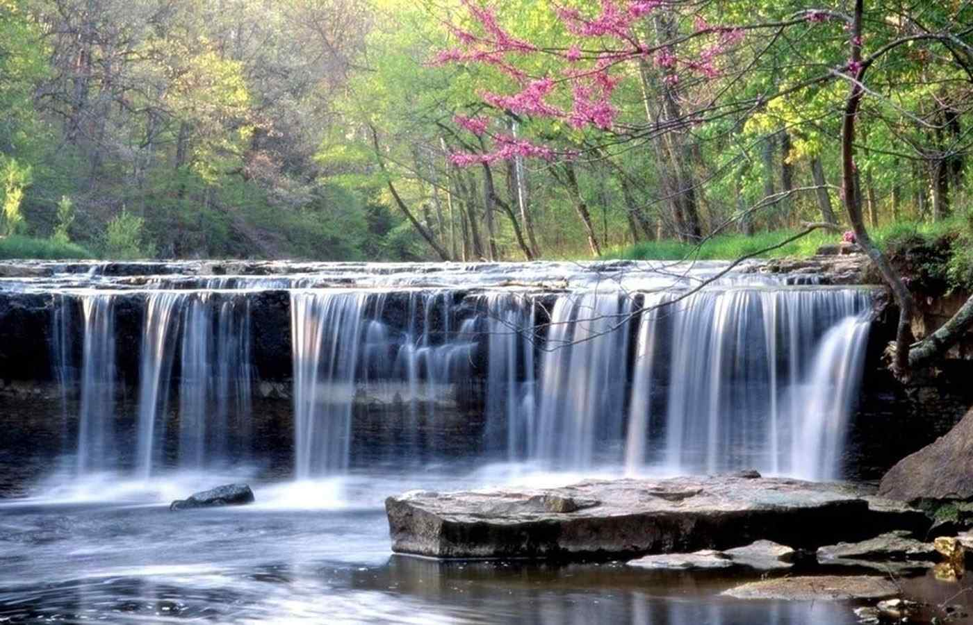 风景秀丽的瀑布风景电脑桌面壁纸