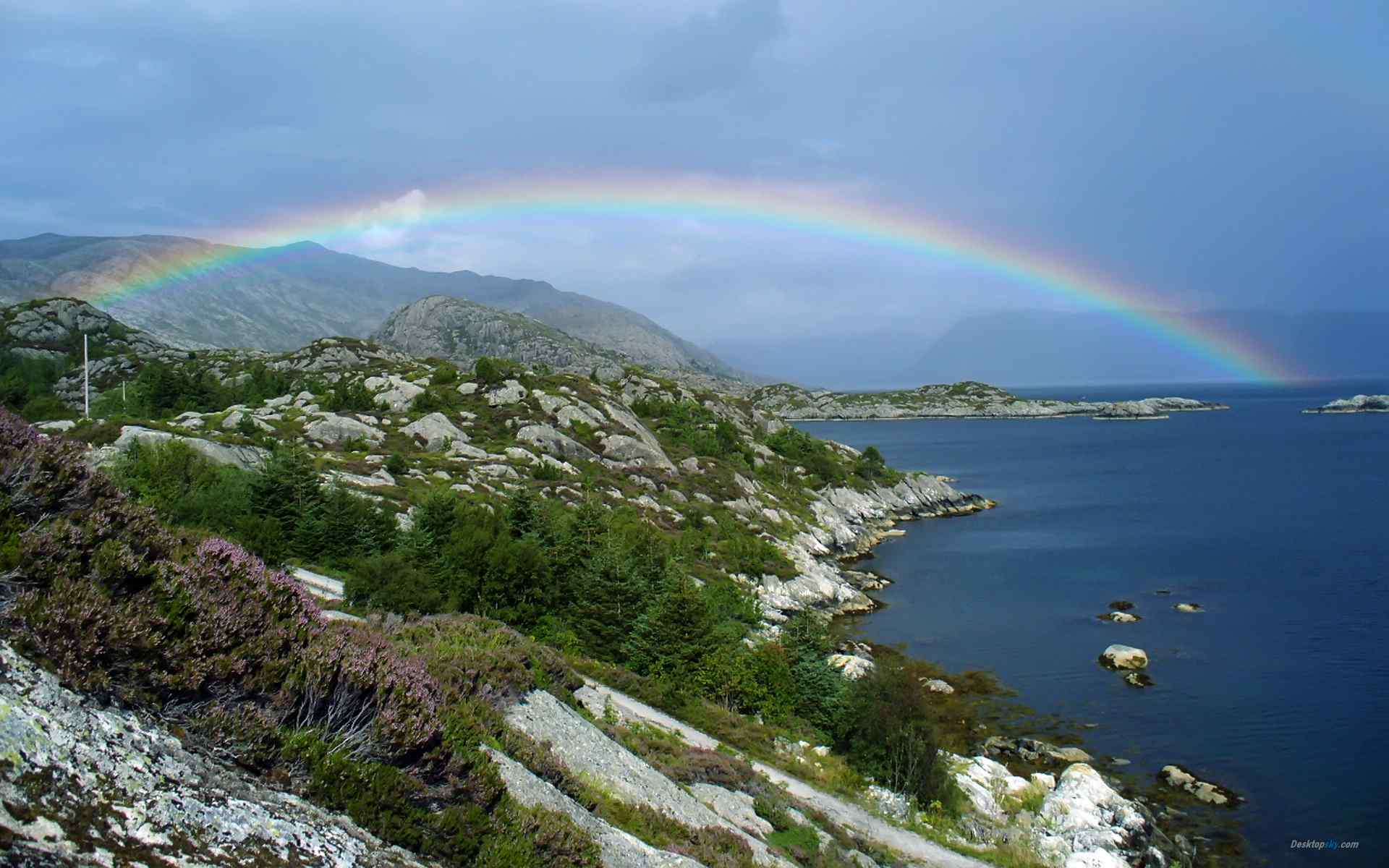 海岸山脉边的彩虹高清风景桌面壁纸