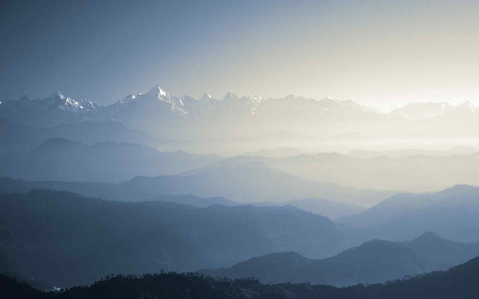 雾霭山峰风光壁纸