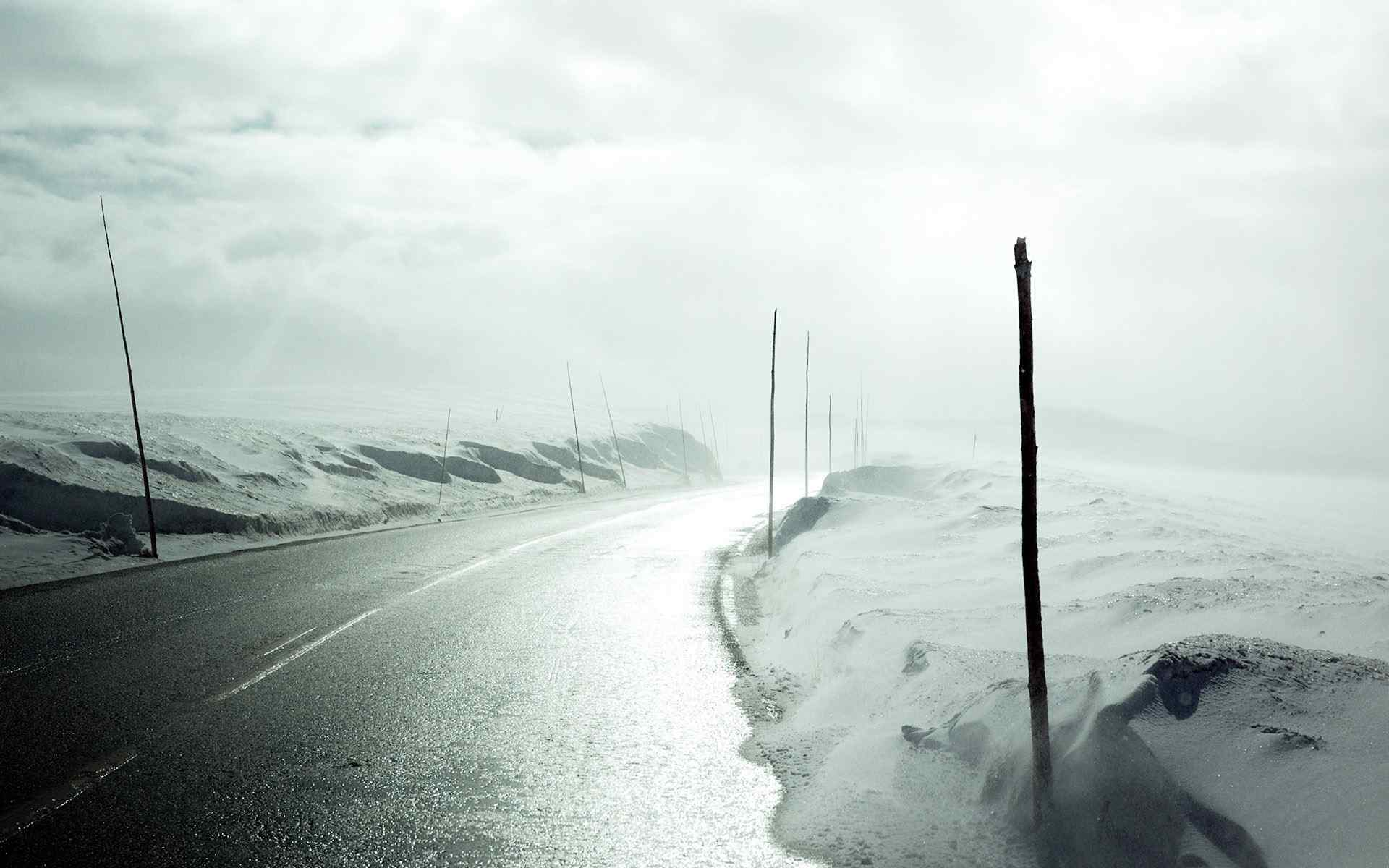 雾霭道路风景壁纸