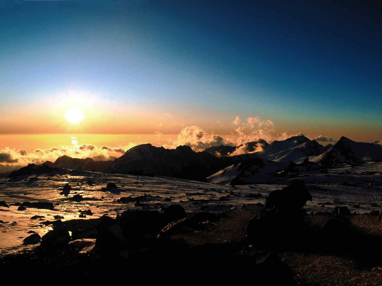 雪山日出壁纸