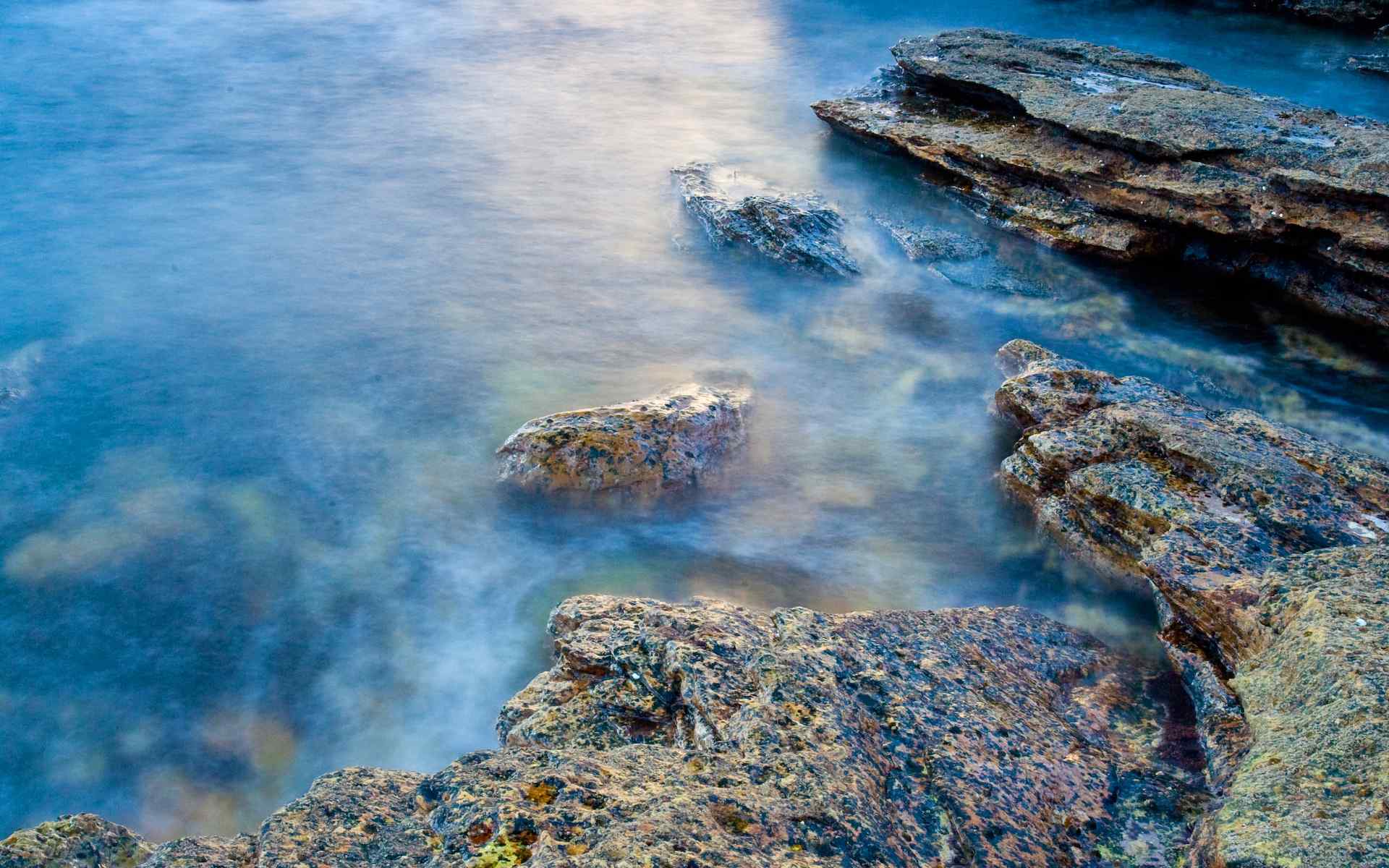 海边礁石特写壁纸