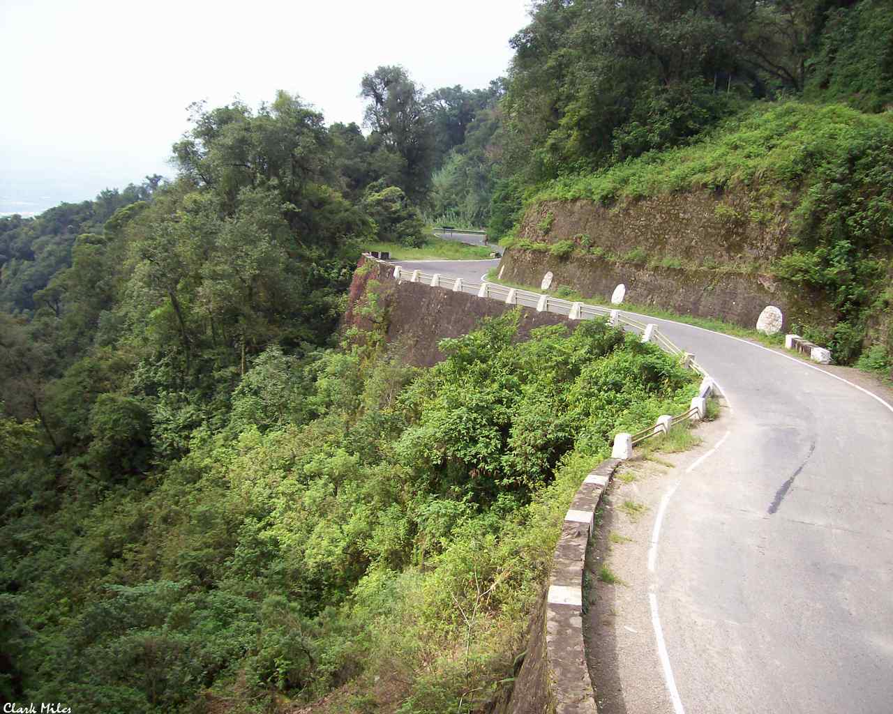 盘沿公路风景壁纸