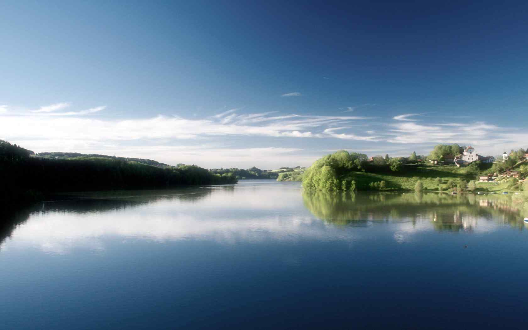 蓝色湖畔风景壁纸