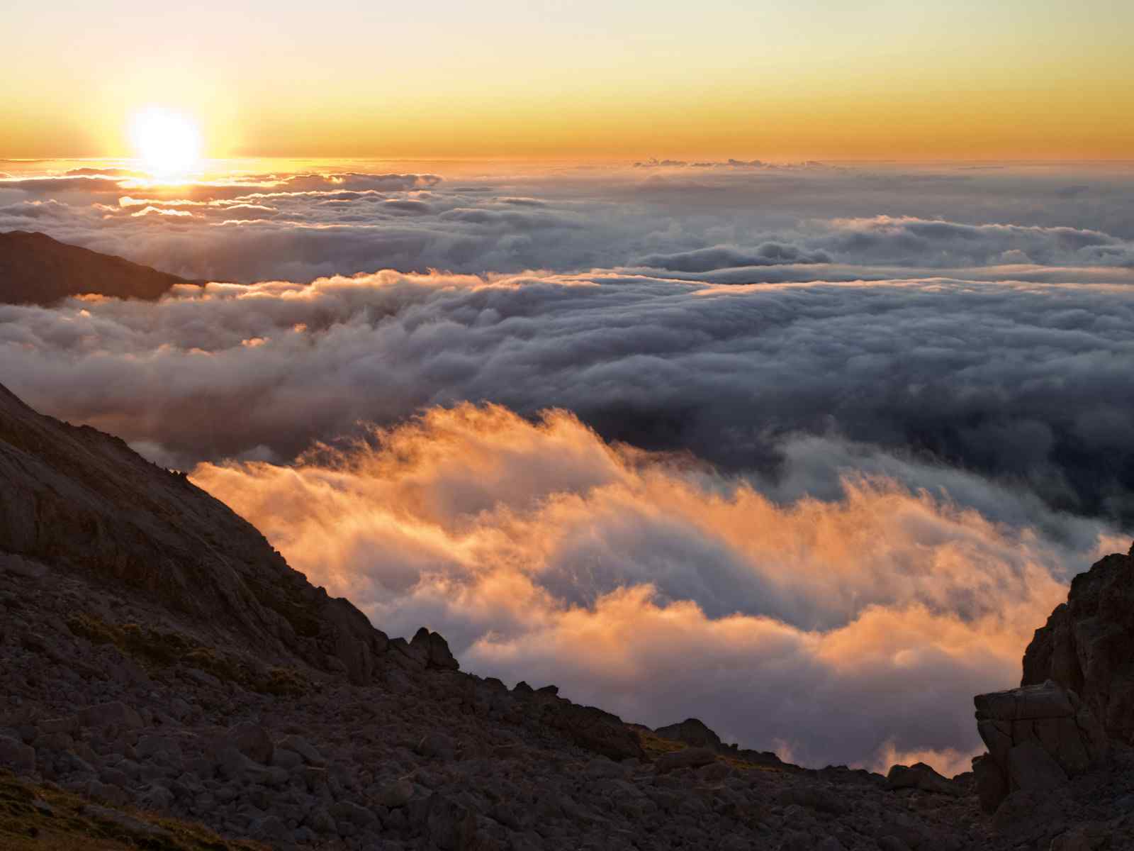 朦胧黄昏山景壁纸