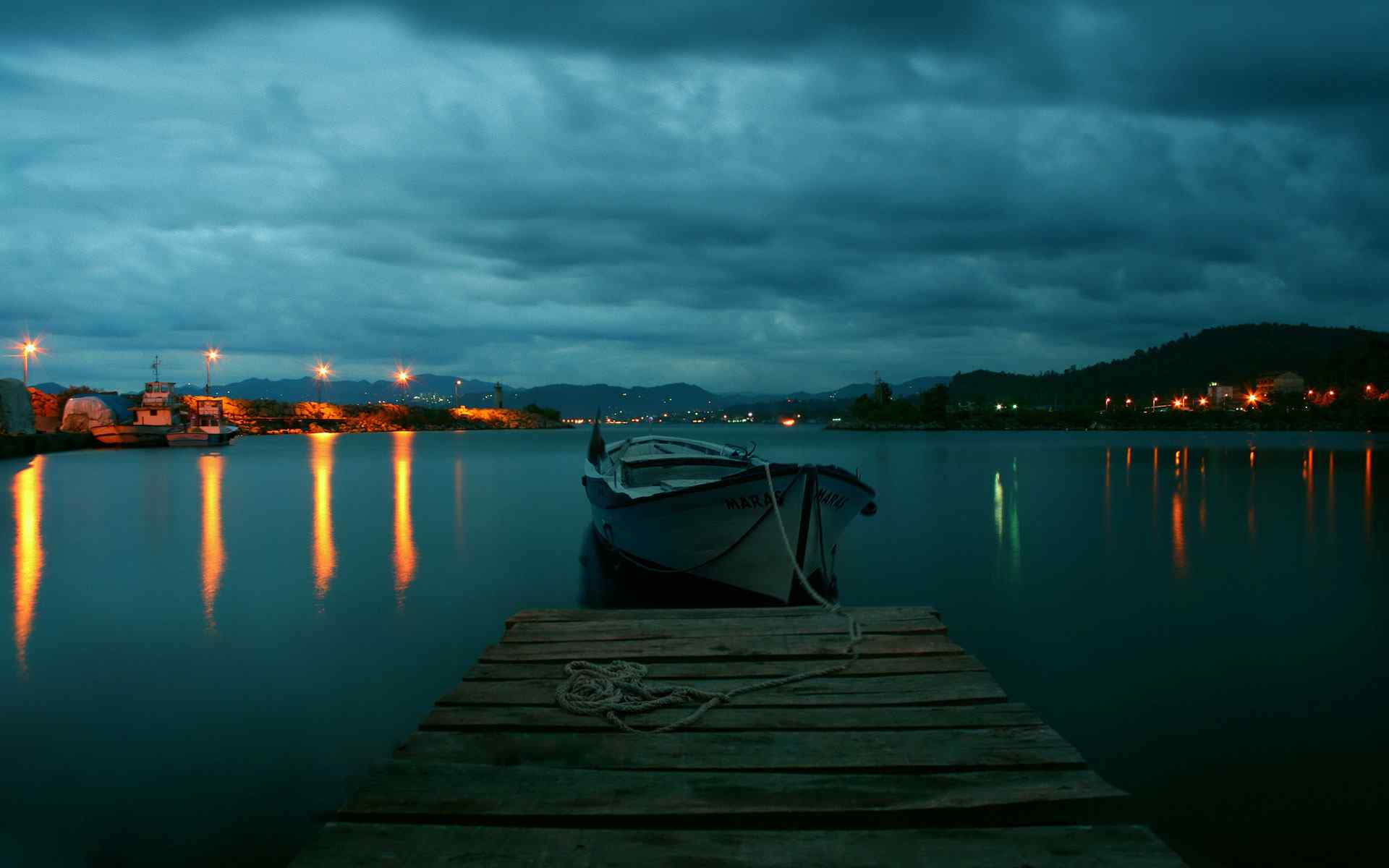 海上孤船风景壁纸