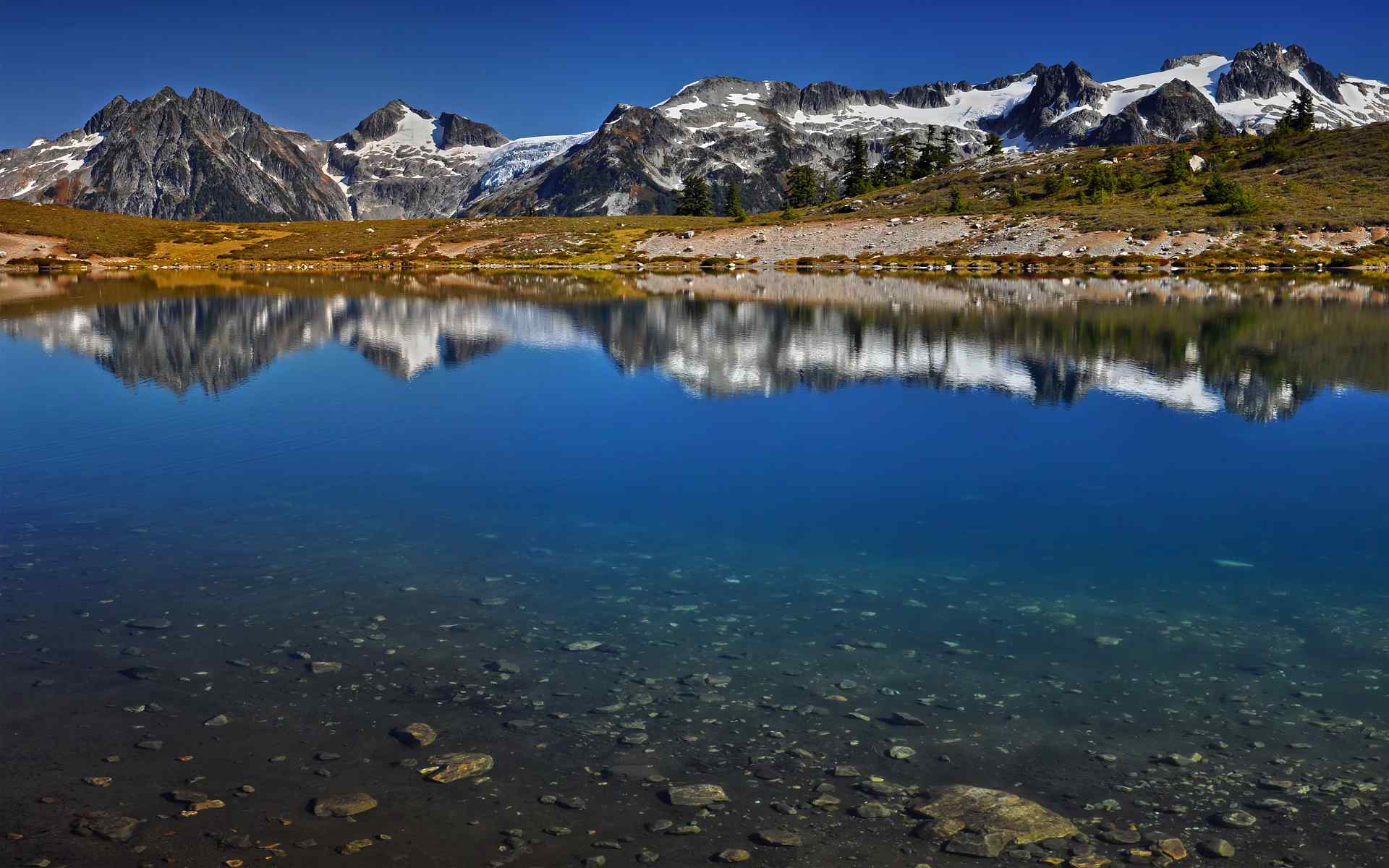 蓝色湖畔风景壁纸