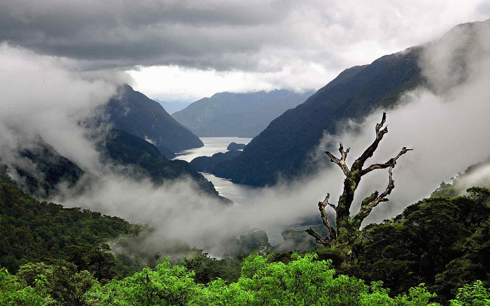 雾霭山峰摄影壁纸