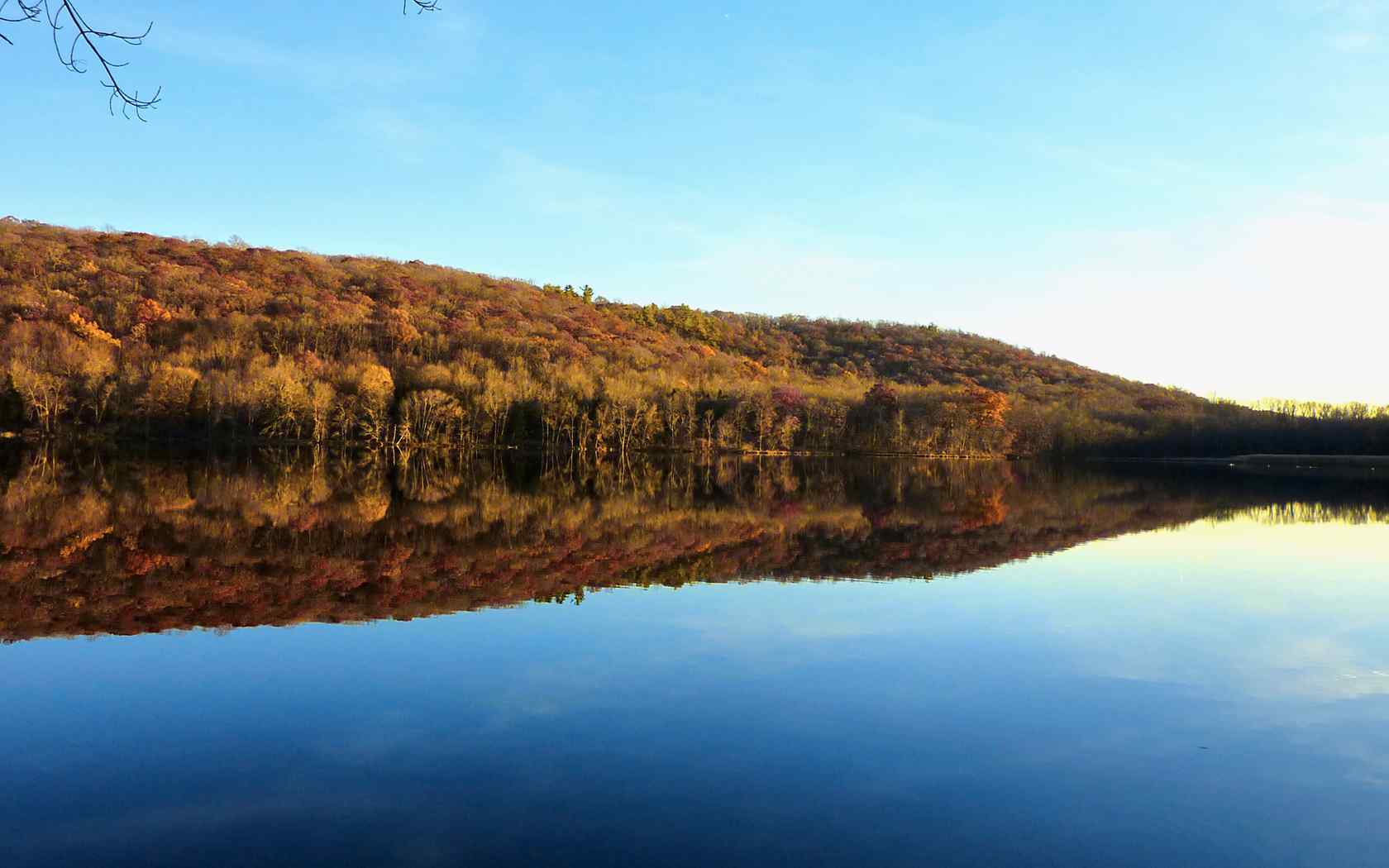 蓝色湖畔风景壁纸