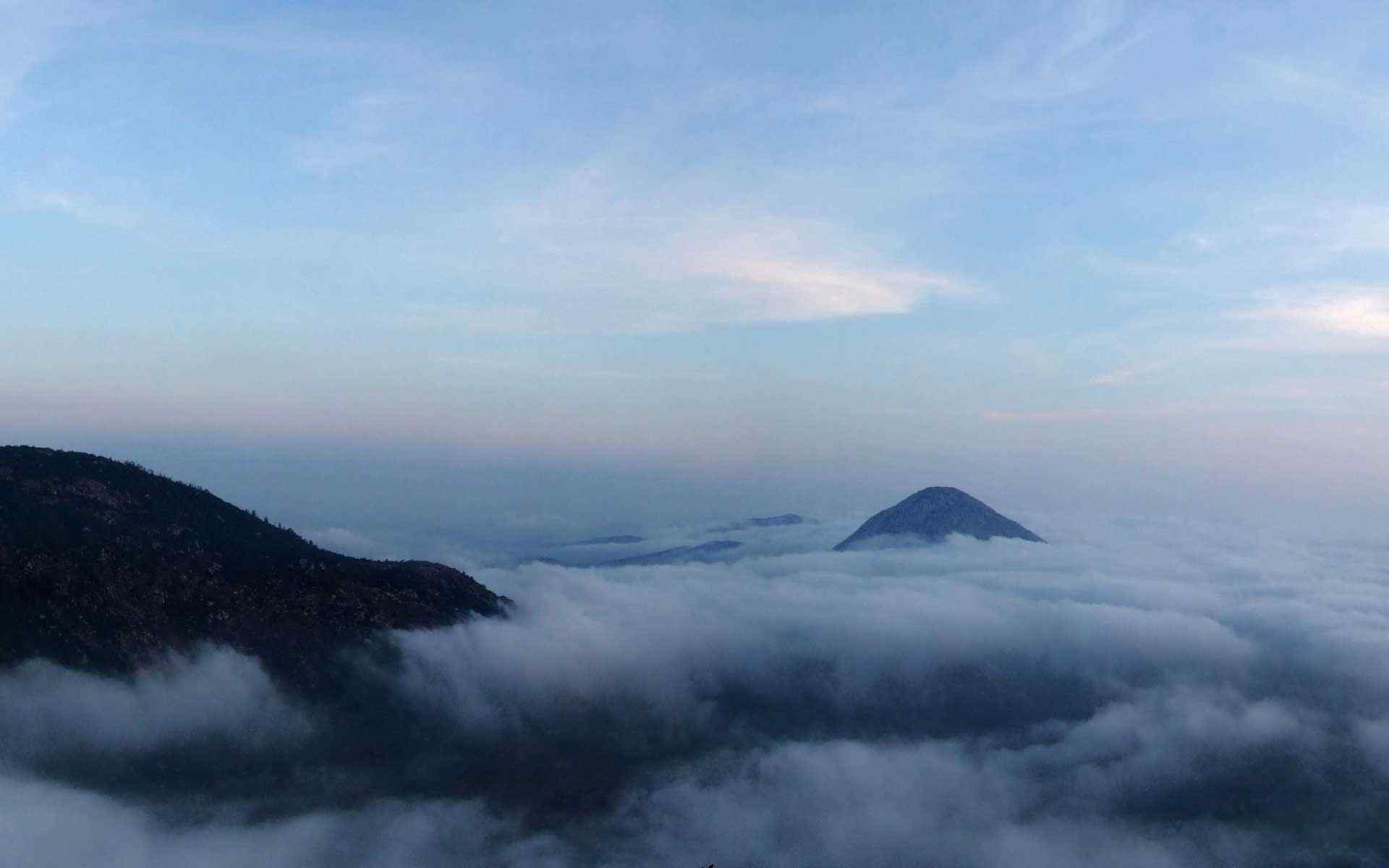 雾霭山峰壁纸