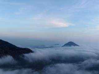 雾霭山峰壁纸