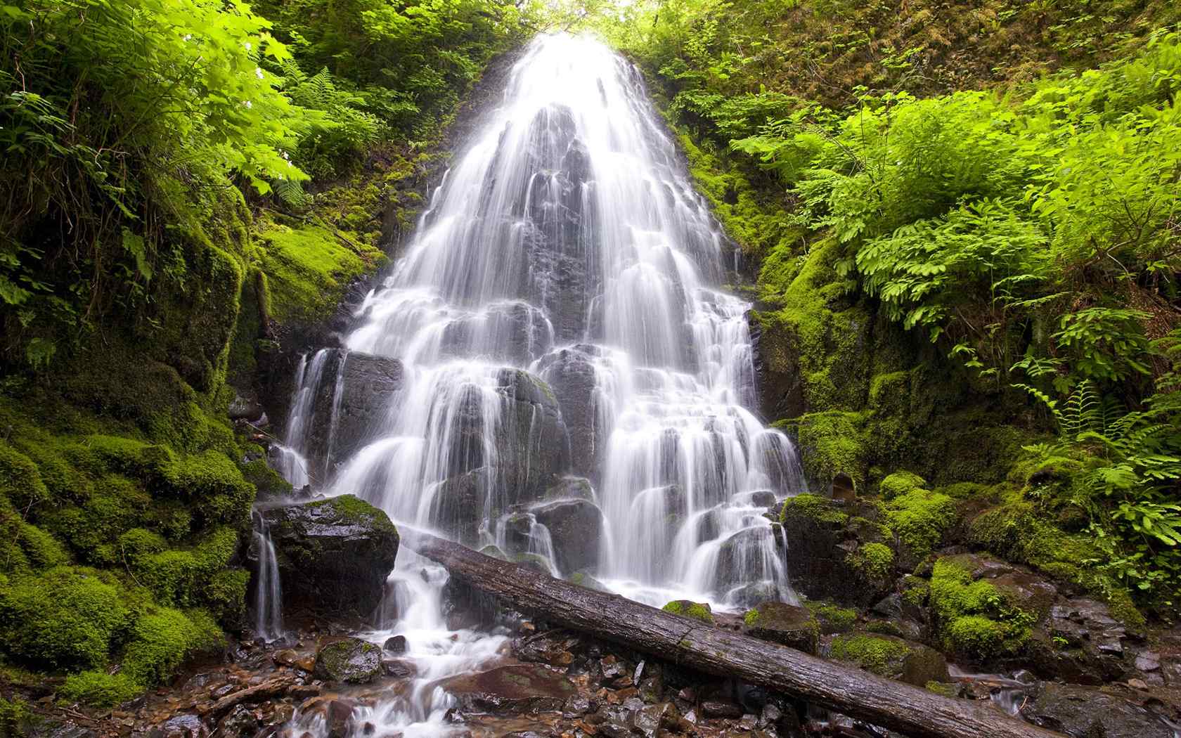 山涧瀑布风景壁纸