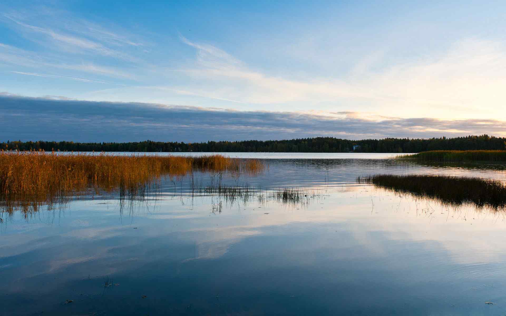 平静湖面风景壁纸