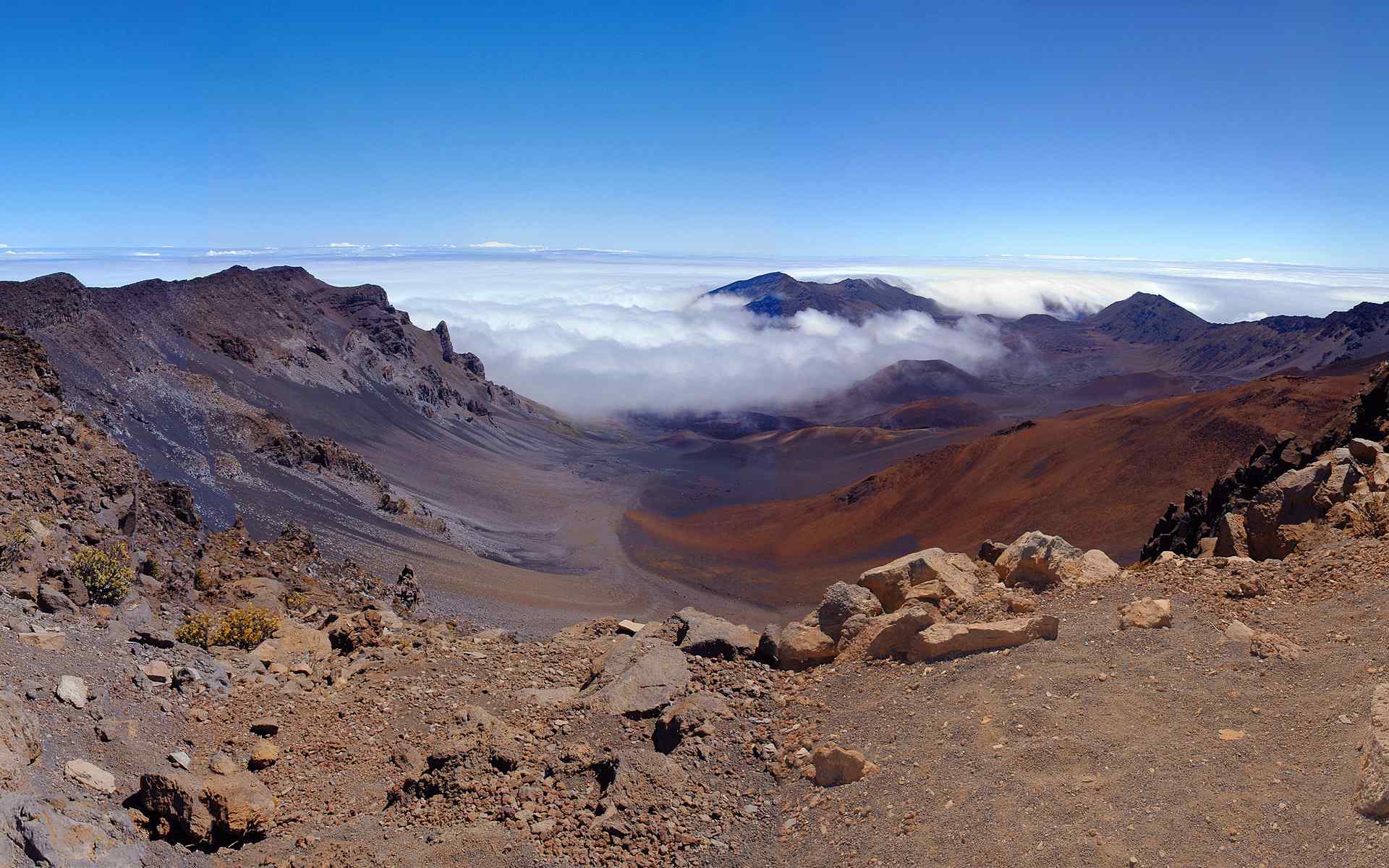 雾气山野风景壁纸