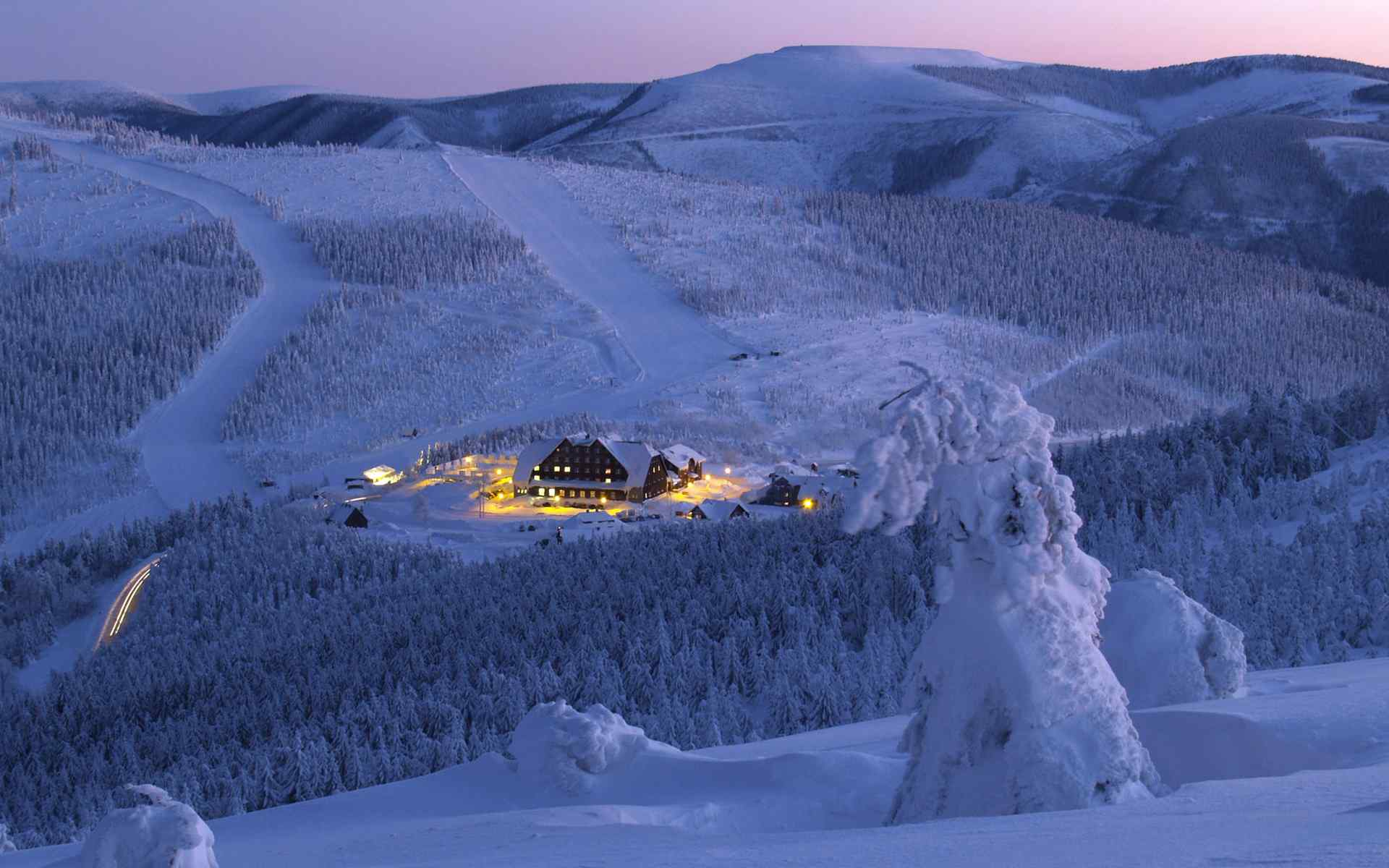 圣诞雪景山野壁纸