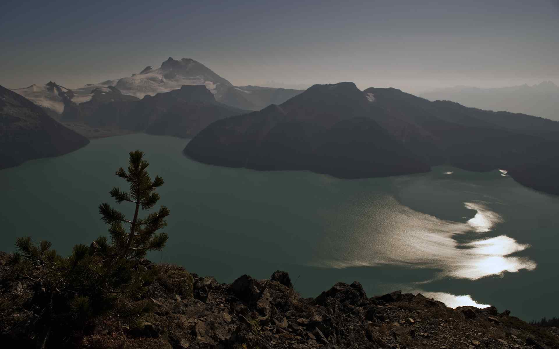 山峰湖泊风景壁纸