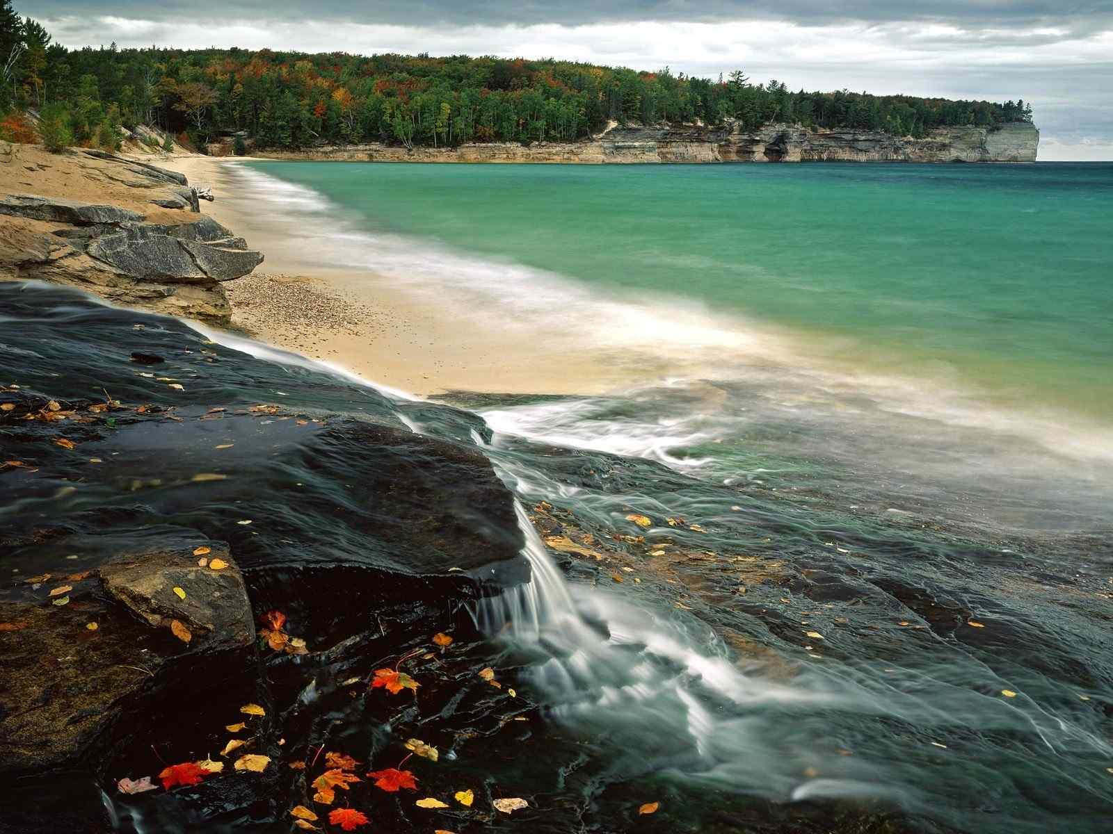 沙滩溪流特写壁纸