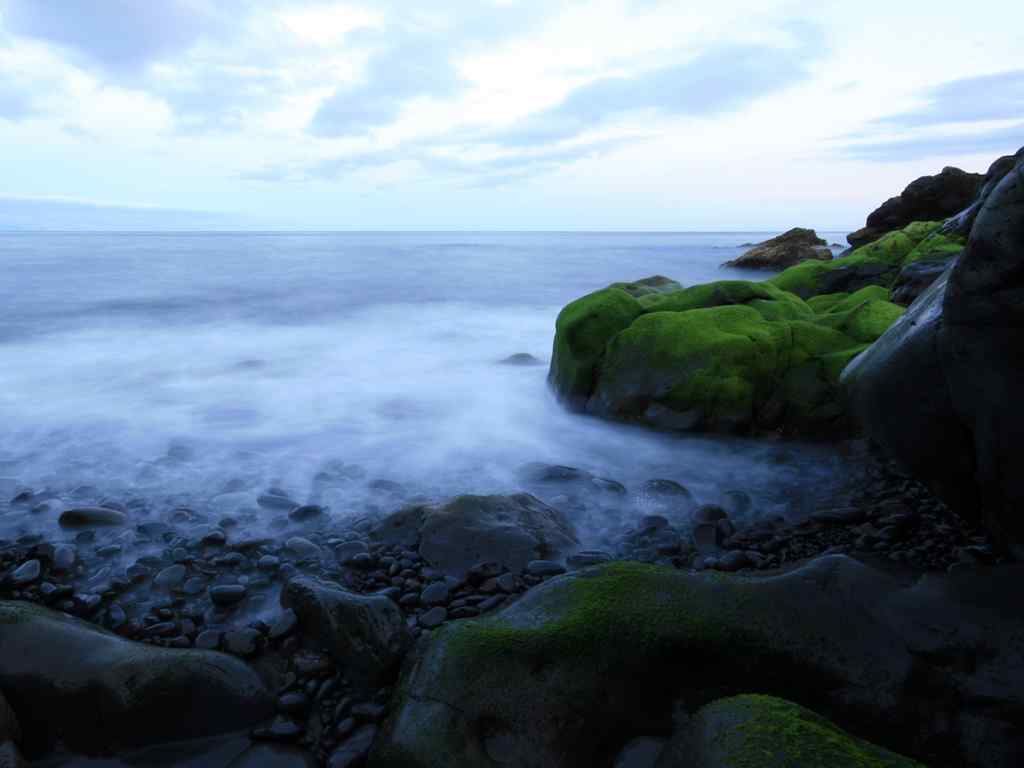 蓝色大海唯美壁纸-Green Rock